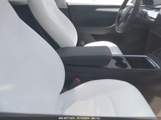 2024 TESLA MODEL Y 7SAYGDEE9RA284365 Photo 4