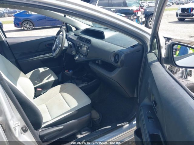 JTDKDTB32F1090485 Toyota Prius C One