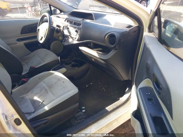 JTDKDTB32E1566412 Toyota Prius C One