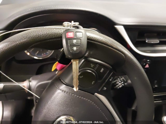 Toyota COROLLA LE 2018 5YFBURHE9JP746682 Image 11