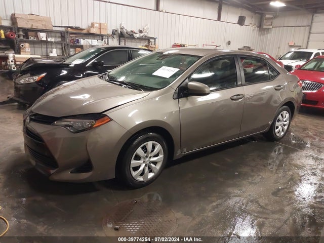 Toyota COROLLA LE 2018 5YFBURHE9JP746682 Image 2