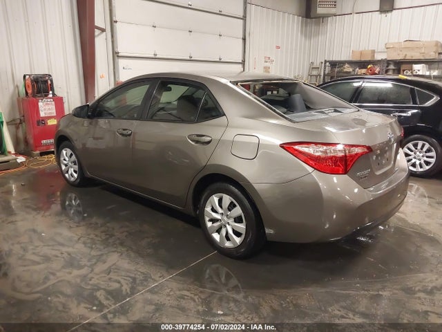 Toyota COROLLA LE 2018 5YFBURHE9JP746682 Image 3