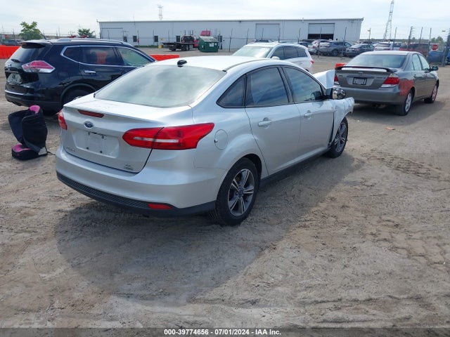 Ford FOCUS SE 2018 1FADP3FE2JL330066 Image 4