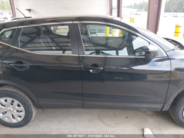 JN1BJ1CP8JW156924 Nissan Rogue Sport S