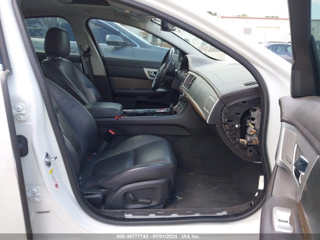 2014 JAGUAR XF SAJWA0ES5EPU29779 Photo 4