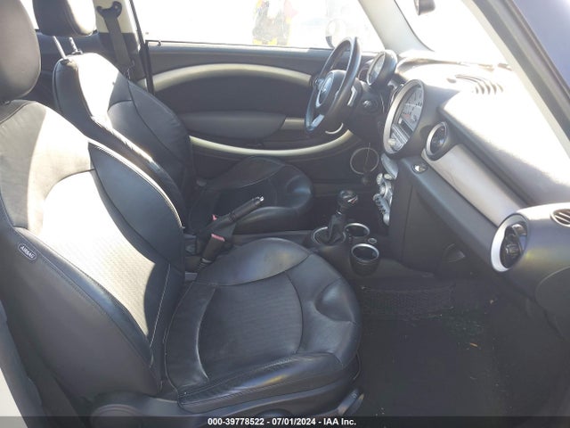 2009 MINI COOPER S WMWMF73589TW88015 Photo 4