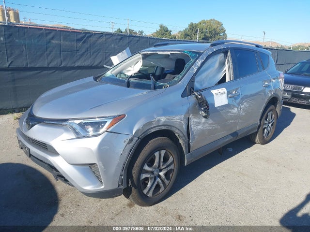 Toyota RAV4 LE 2018 JTMZFREV6JJ162600 Image 2