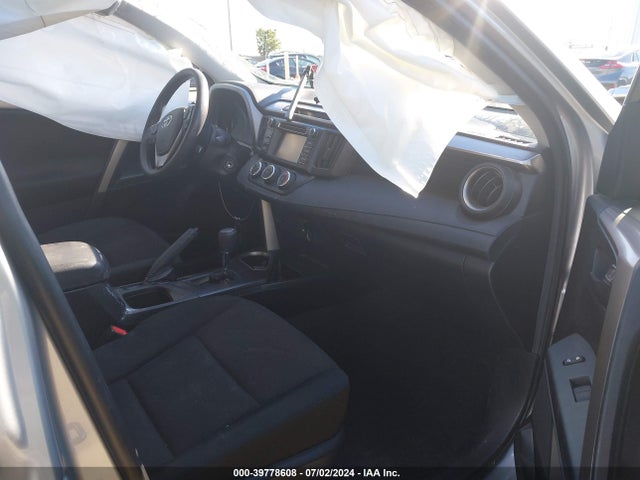 Toyota RAV4 LE 2018 JTMZFREV6JJ162600 Image 5