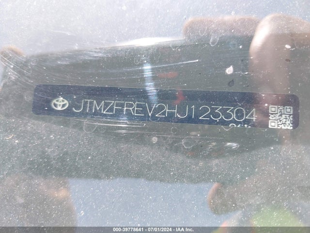 Toyota RAV4 LE 2017 JTMZFREV2HJ123304 Image 9