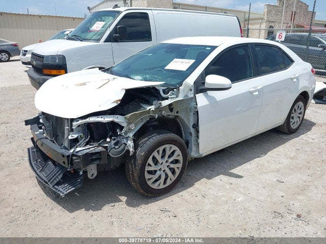 Toyota COROLLA LE 2018 5YFBURHE5JP745187 Image 2