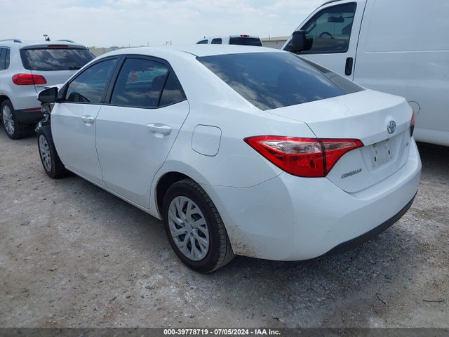 Toyota COROLLA LE 2018 5YFBURHE5JP745187 Image 3