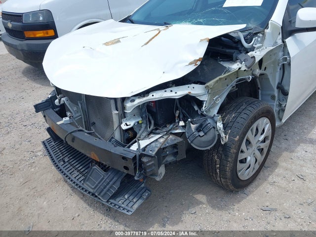 Toyota COROLLA LE 2018 5YFBURHE5JP745187 Image 6