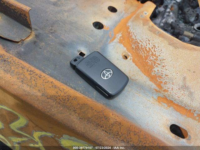 JTMRFREV9JJ235961 Toyota Rav4 Xle
