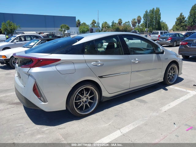 Toyota Prius Prime Premium 2017 JTDKARFP9H3038450 Image 4