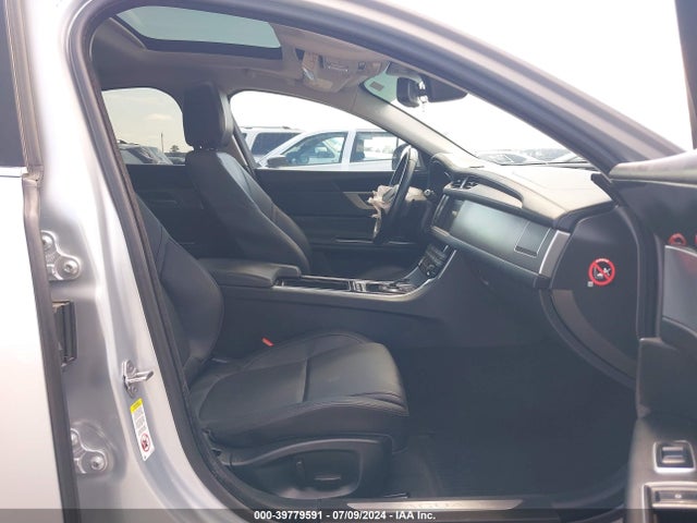 2018 JAGUAR XF SAJBR4FX8JCY56416 Photo 4