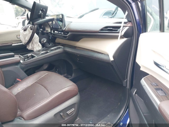 Toyota Sienna Platinum 2022 5TDERKEC1NS126303 Image 5