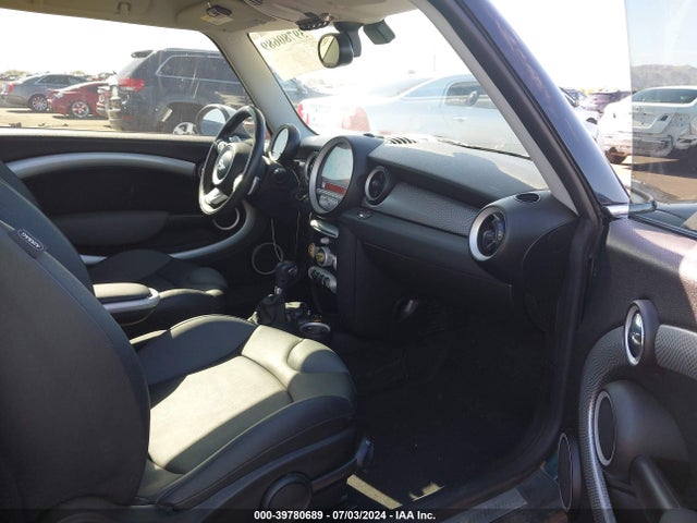 2009 MINI COOPER S WMWMF735X9TW82135 Photo 4