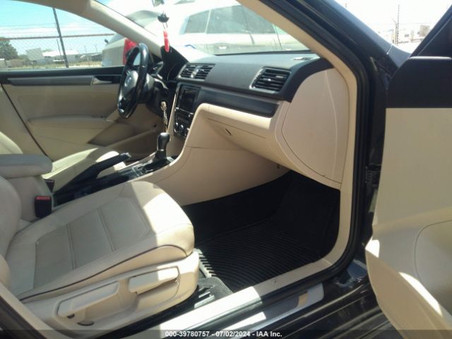 1VWDT7A38HC055720 Volkswagen Passat 1.8t R-line