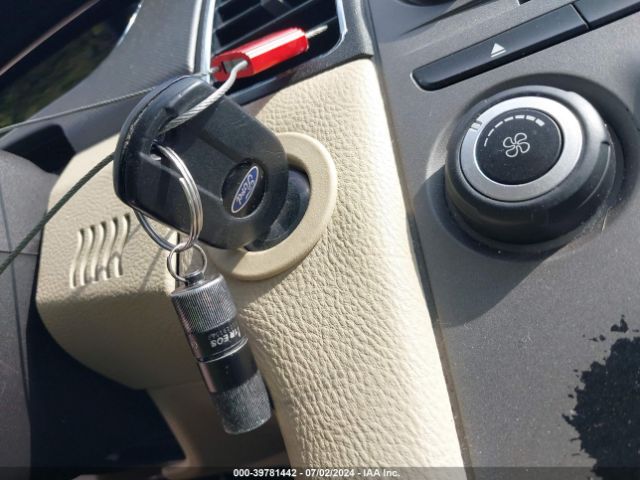 1FAHP2D86JG105652 Ford TAURUS SE