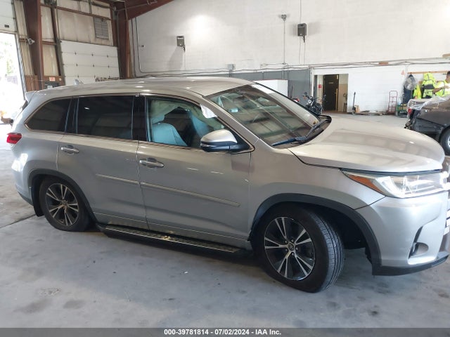 Toyota Highlander Le Plus 2018 5TDBZRFH3JS825318 Image 13