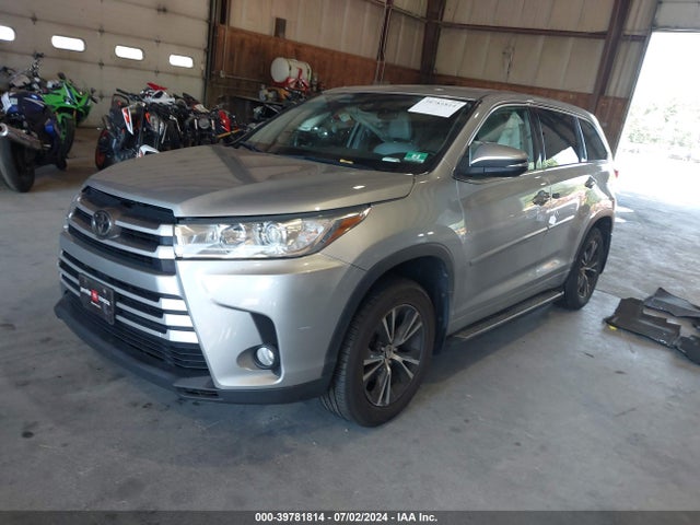 Toyota Highlander Le Plus 2018 5TDBZRFH3JS825318 Image 2