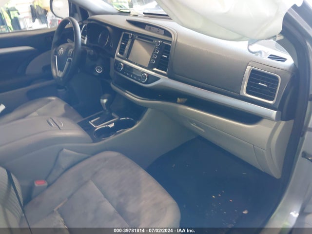 Toyota Highlander Le Plus 2018 5TDBZRFH3JS825318 Image 5