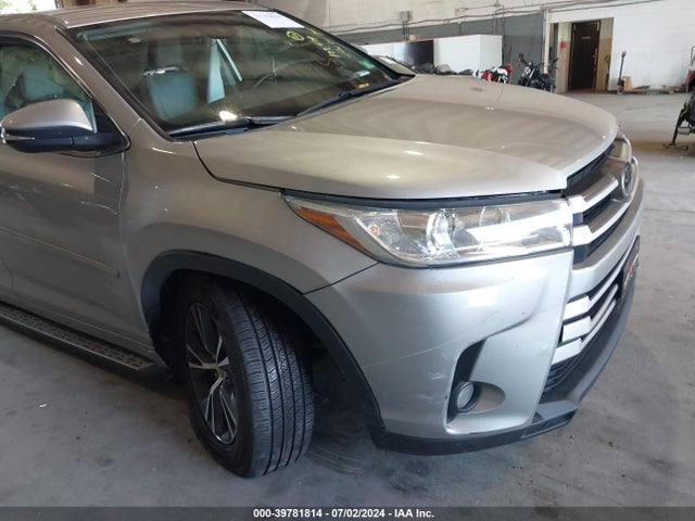Toyota Highlander Le Plus 2018 5TDBZRFH3JS825318 Image 6