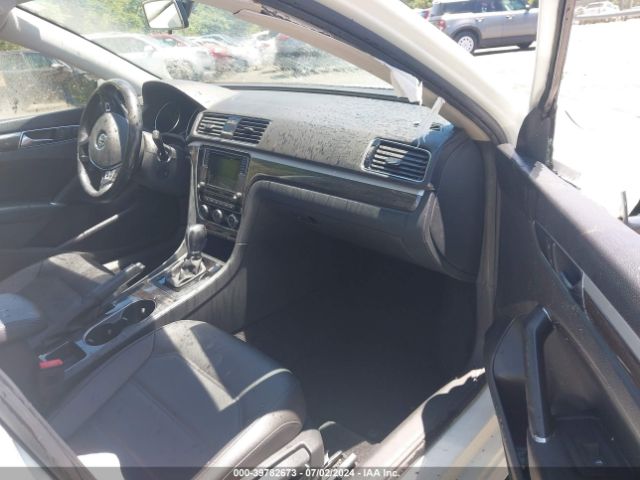 1VWBA7A33JC049777 Volkswagen Passat 2.0t Se