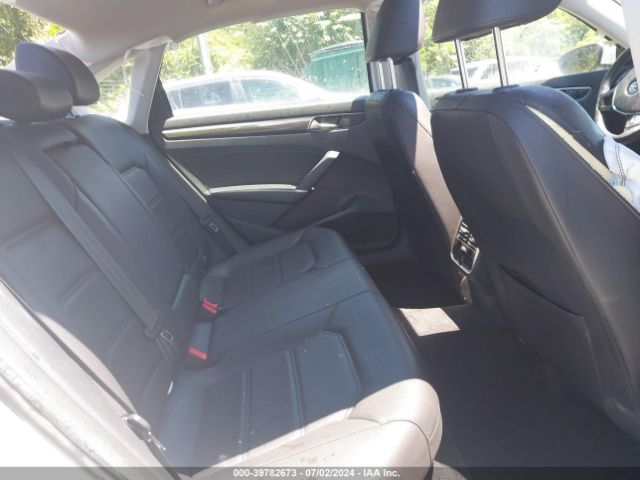 1VWBA7A33JC049777 Volkswagen Passat 2.0t Se