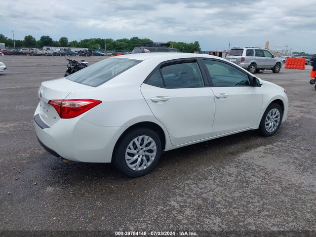 Toyota COROLLA LE 2018 5YFBURHE1JP764660 Image 4