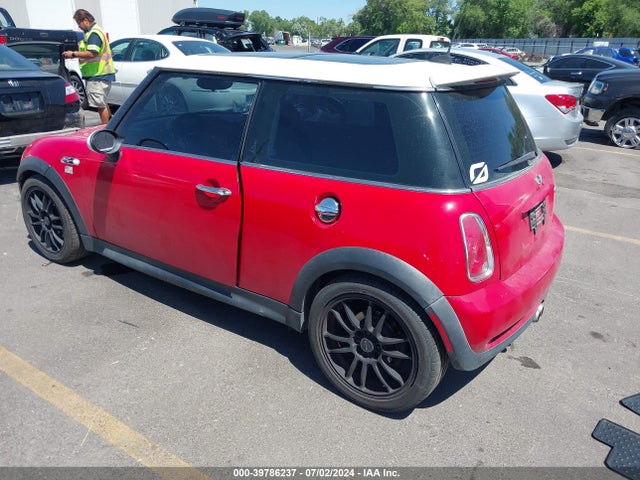 2006 MINI COOPER S WMWRE33566TN27627 Photo 2