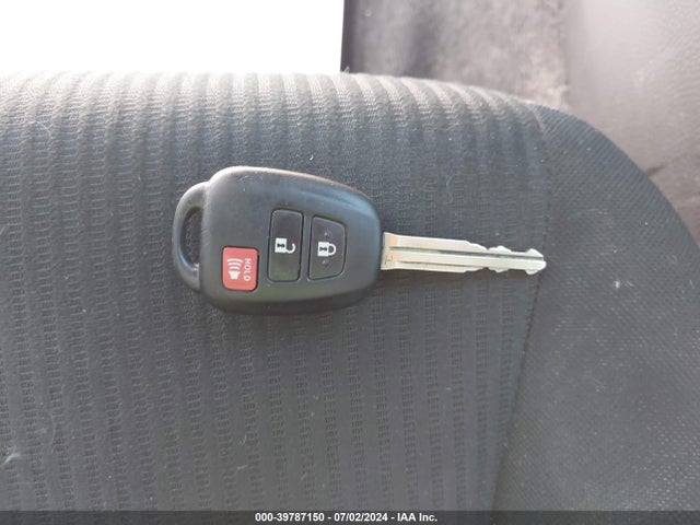 Toyota RAV4 LE 2016 JTMZFREV0GD085827 Image 11