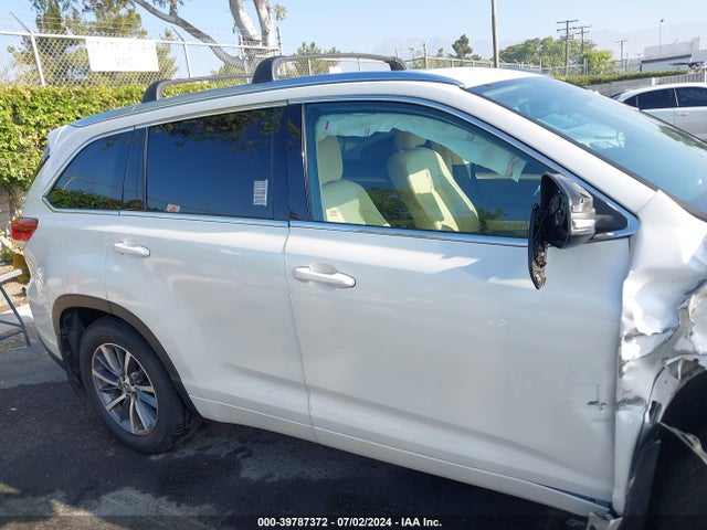 Toyota Highlander Xle 2018 5TDJZRFH7JS561922 Image 13