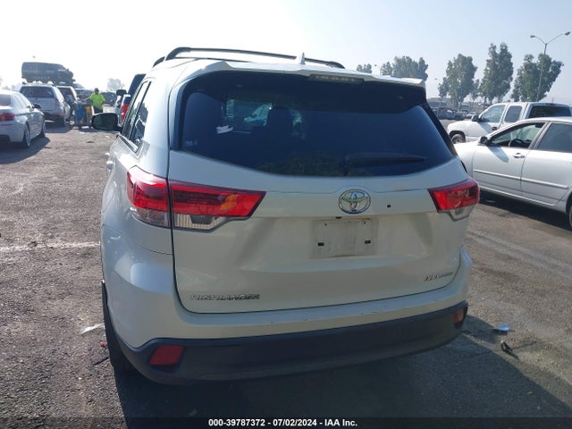 Toyota Highlander Xle 2018 5TDJZRFH7JS561922 Image 16