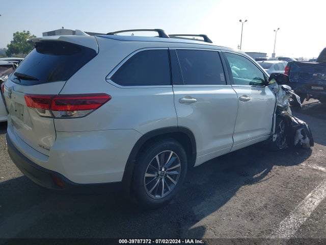 Toyota Highlander Xle 2018 5TDJZRFH7JS561922 Image 4