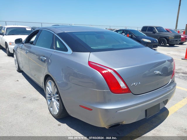 2011 JAGUAR XJ SAJWA2GE6BMV20608 Photo 2
