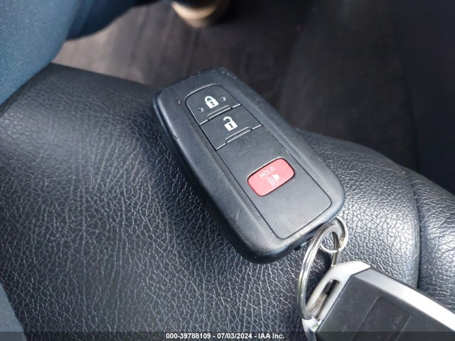 Toyota C-HR XLE 2019 NMTKHMBX0KR075895 Image 11