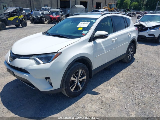 Toyota Rav4 Xle 2018 JTMRFREV4JJ217321 Image 2