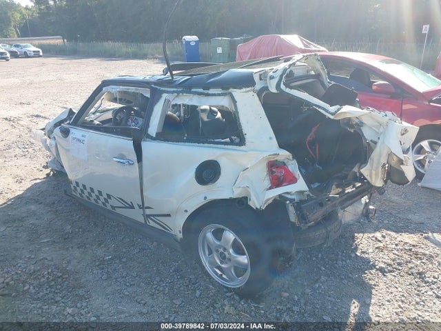 2011 MINI COOPER WMWSU3C53BT184239 Photo 2