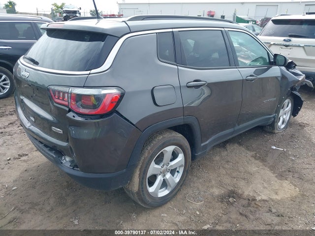 3C4NJCBB2JT489251 Jeep Compass Latitude Fwd