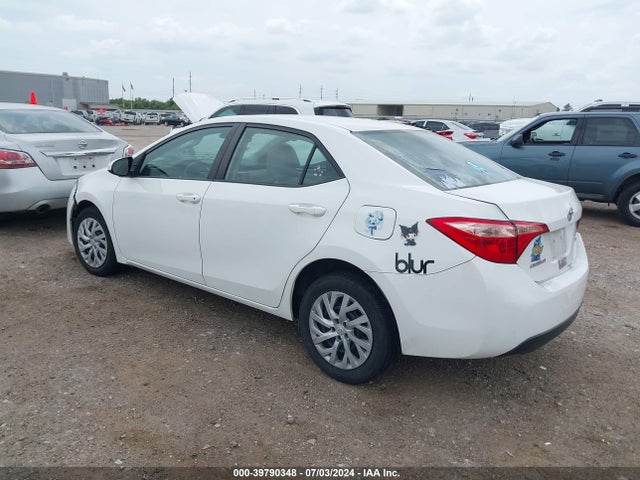 Toyota COROLLA LE 2018 5YFBURHE8JP756068 Image 3