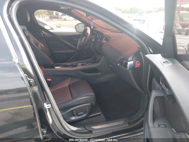 SADCJ2FX7JA274614 Jaguar F-pace 25t Premium