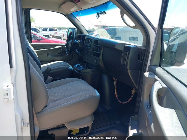 1GAWGRFAXE1172721 Chevrolet Express 2500 Lt