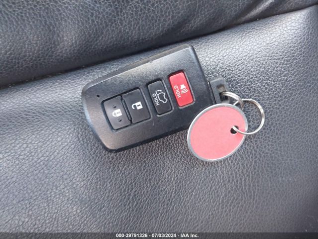 2T3JFREV8HW600011 Toyota RAV4 SE