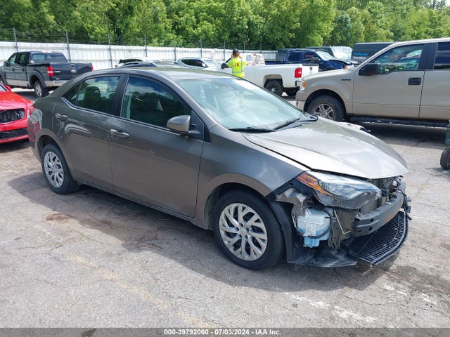Toyota COROLLA LE 2018 5YFBURHE3JP825877 zdjęcie główne
