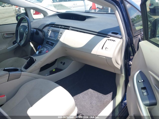 Toyota Prius Two 2015 JTDKN3DU9F0463868 Image 5