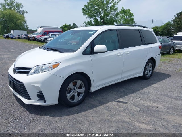 Toyota Sienna Le 8 Passenger 2018 5TDKZ3DCXJS954628 Image 2