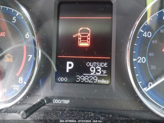 Toyota COROLLA LE 2018 5YFBURHE2JP835106 Image 15