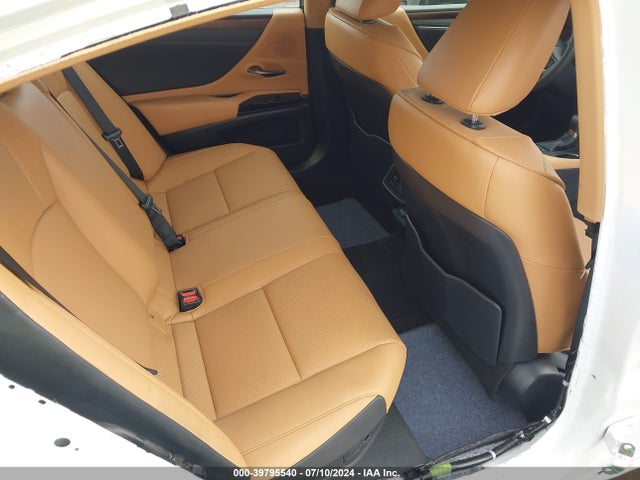 58ADA1C11RU049288 Lexus ES 300H