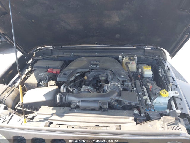 1C4HJXDG2JW172593 Jeep Wrangler Unlimited Sport 4x4
